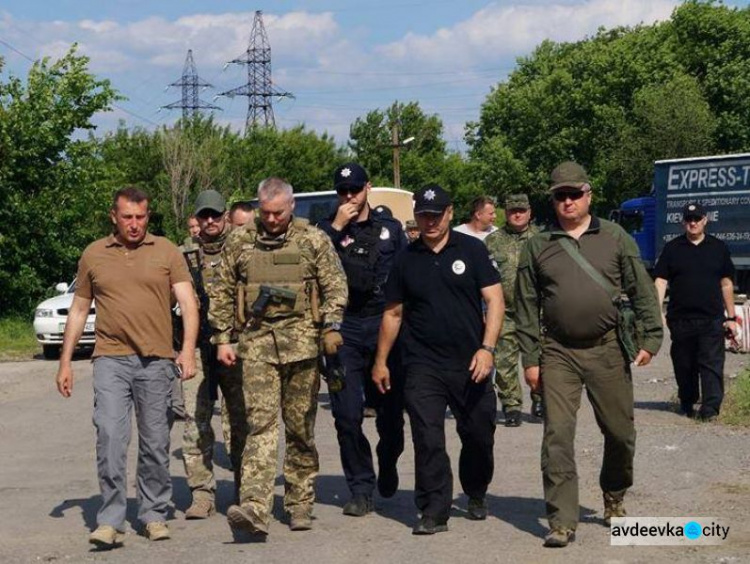 Донбасс: блокпостов станет меньше, командующий ООС проводит проверку