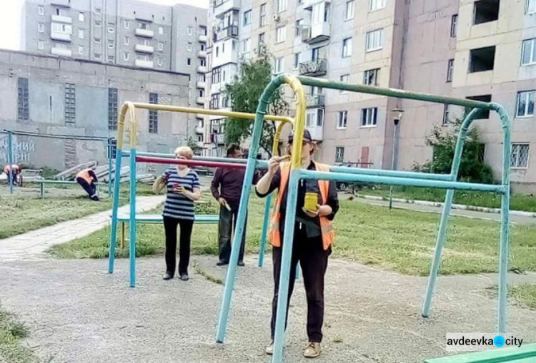 Комунальники  Авдіївки оновили дітячи та спортивні майданчики