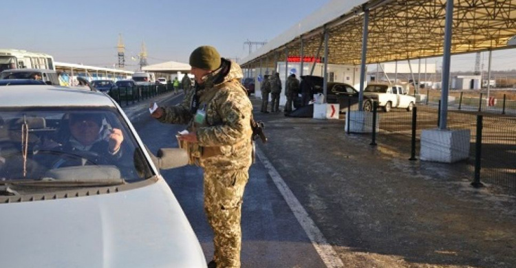 На всех КПВВ Донбасса сегодня утром фиксируют большое скопление авто с неподконтрольной стороны