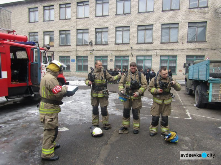 В Авдеевке пожарные проверяют помещения для голосования (ФОТО)