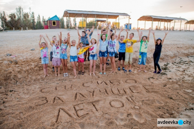 Около 500 детей из прифронтовой зоны на Донбассе провели "мирное лето" благодаря Штабу Рината Ахметова