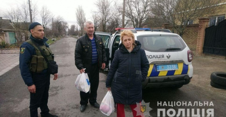 Мешканцям Очеретинської громади, травмованим внаслідок російського обстрілу, евакуюватися допомогає поліцейський