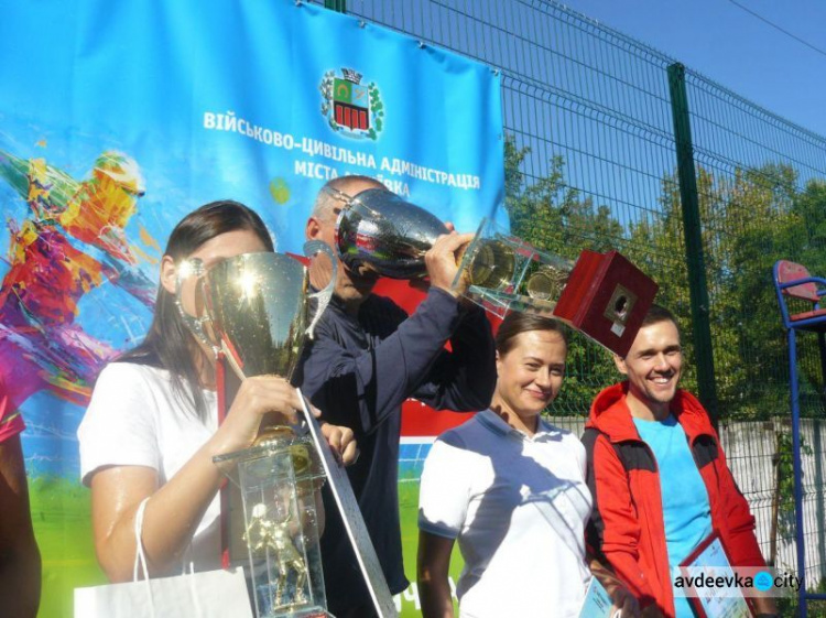 Овации и душ из шампанского: в Авдеевке наградили победителей открытого турнира по большому теннису (ФОТО)