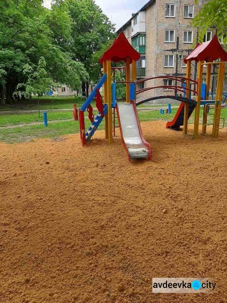 Сотрудники КП «СЕЗ» обновили покрытие детской площадки на бульваре Шевченко (Фотофакт)