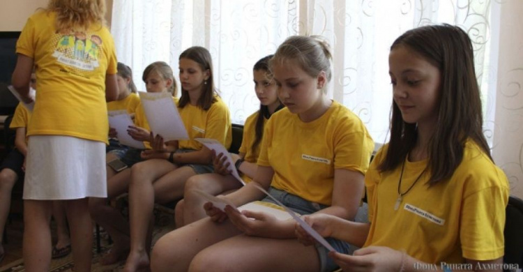 Сестрам из Макеевки дарят в Святогорске мирное лето