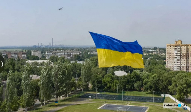В Авдіївці в день звільнення від російських окупантів запустили величезний прапор України (ВІДЕО)