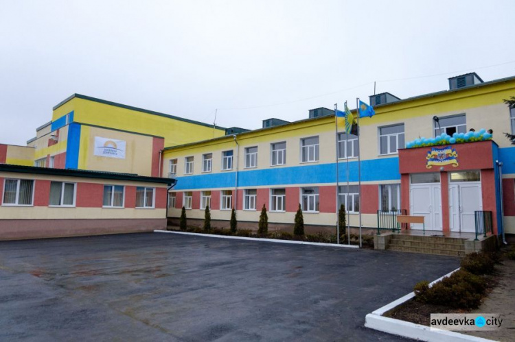 Фоторепортаж: сегодня вице-премьер и губернатор Донетчины открыли новую опорную школу