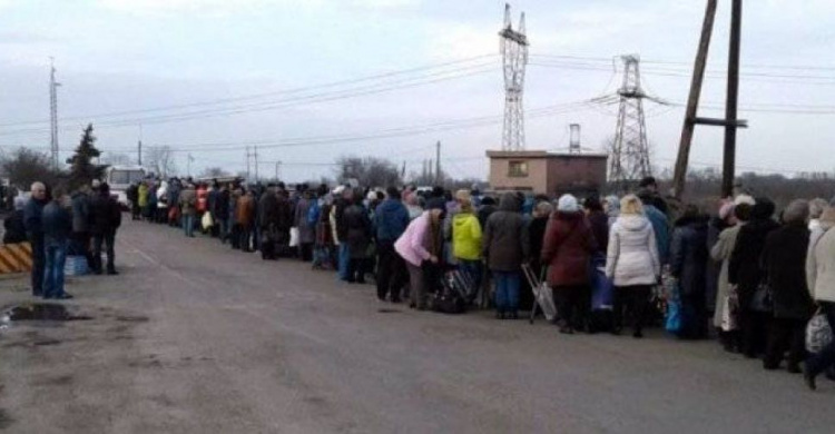 Утро на КПВВ на Донбассе: где самые большие очереди