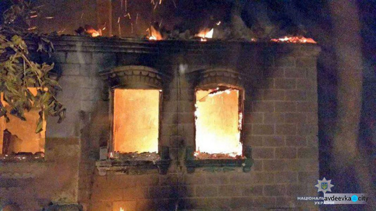 В прифронтовой Марьинке из-за попадания снаряда полностью выгорел дом (ФОТО)