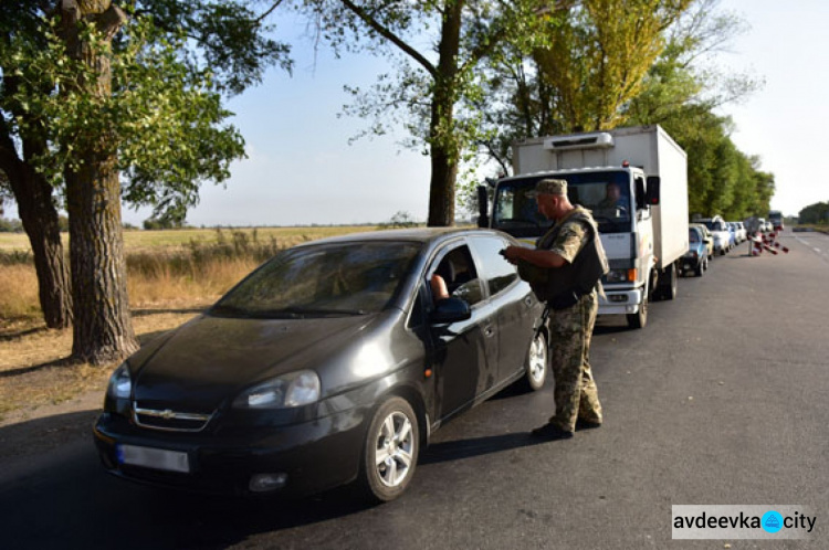На блокпостах в Донецкой области полицейским попались четыре человека "в розыске"