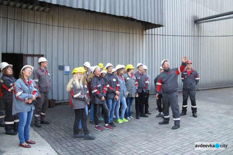 Авдеевским школьникам показали мощь местного металлургического гиганта (ФОТО)