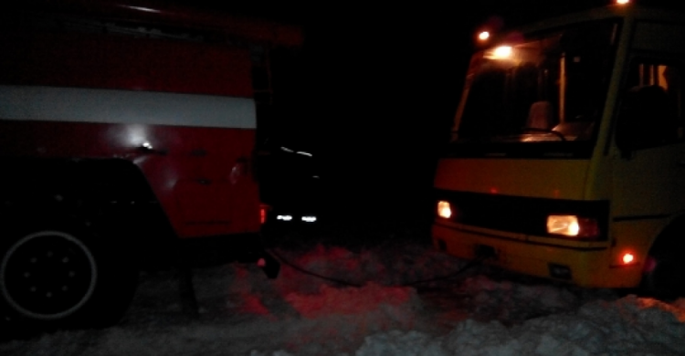 Полицейские несут службу в усиленном режиме на дорогах в Донецкой области в связи с  непогодой