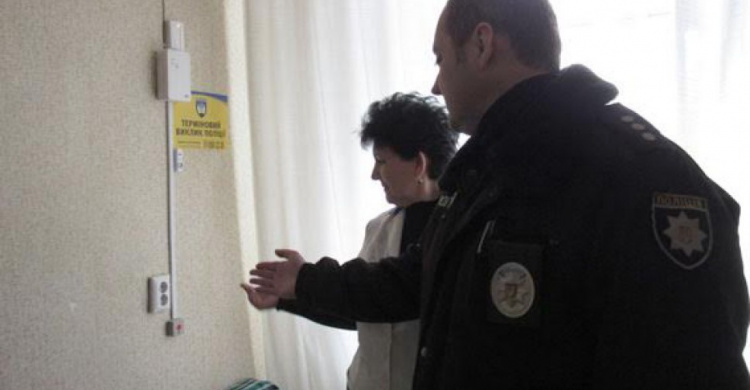 Полиция берет под круглосуточную охрану школы в ряде городов Донецкой области (ФОТО)