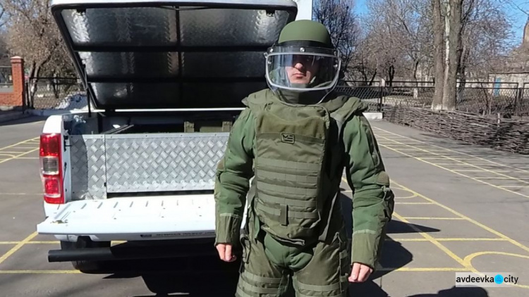На Донетчину прибыли взрывоустойчивые костюмы от НАТО (ФОТО + ВИДЕО)