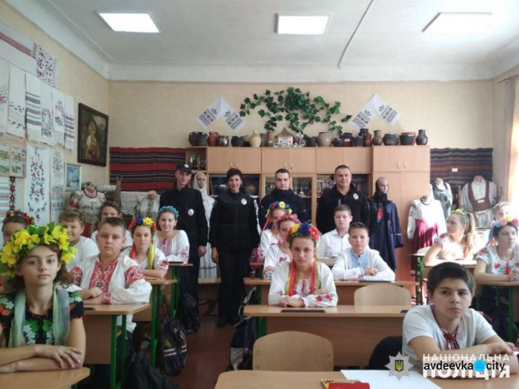 В Авдеевке школьники и копы вместе вспоминали обычаи и обряды казаков (ФОТО)