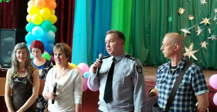 В Авдеевке полицейские поздравили выпускников (ФОТО)