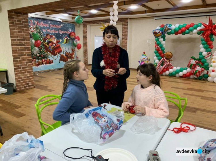 Новогодние подарки и вера в чудеса: «Платформа» порадовала детей праздничным мастер-классом