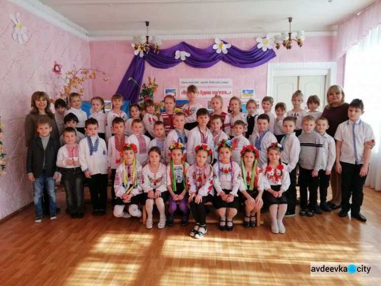 В школах Авдеевки почтили память Героев Небесной Сотни (ФОТО)