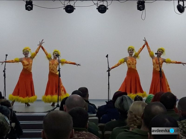 В Авдіївці військових вітали концертом (ФОТО)