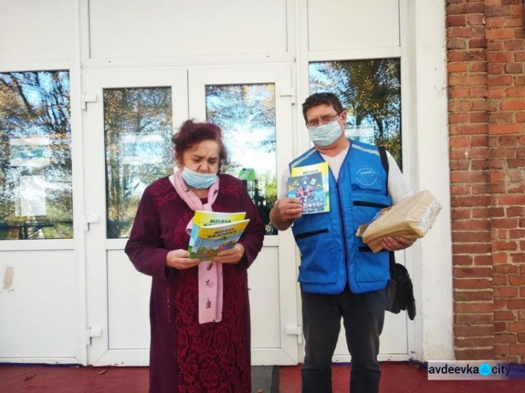 Команда гуманітарного центру "Проліска-Авдіівка" роздала школярам матеріали про мінну безпеку