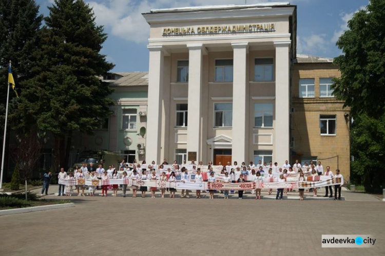 Возле Донецкой ОГА развернули уникальный 74-метровый "рушник единства" (ФОТО)