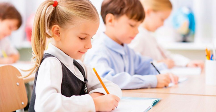При зачислении в первый класс запрещено проводить проверку знаний детей