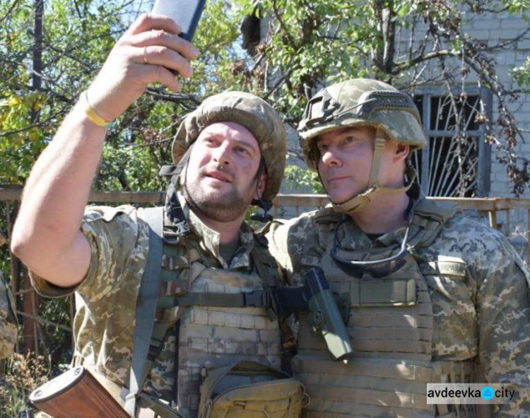    Командующий Объединенных Сил проверил ситуацию на передовой в районе авдеевской "Промзоны" (ФОТО)