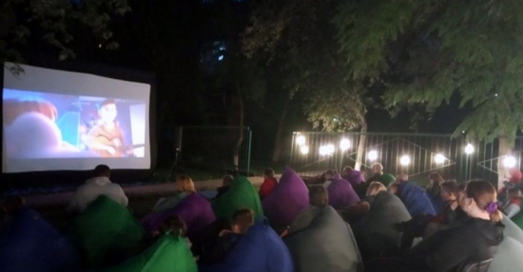 Благодаря конкурсу социальных проектов авдеевцы могут смотреть кино под звездами в комфортных условиях