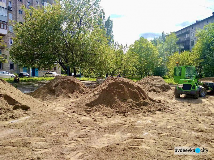 На новой детской площадке, которую строит для города Метинвест, кипит работа (ФОТОФАКТ)