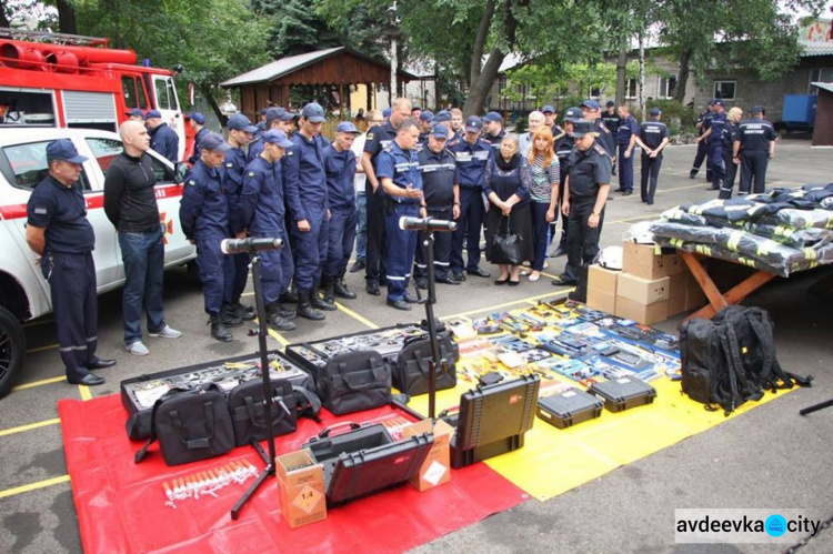 Спасателям Донбасса вручили новую технику и снаряжение (ФОТО)