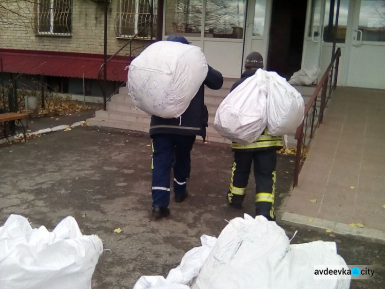  Красный Крест передал переселенцам в Донецкой области  около 300 кг одежды (ФОТО)