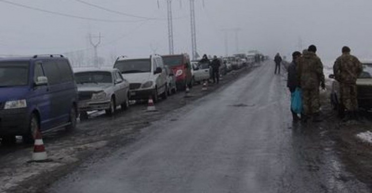 Линию разграничения на Донбассе вчера пересекли 4,7 тысячи авто, а сегодня в очередях стояло 400 авто