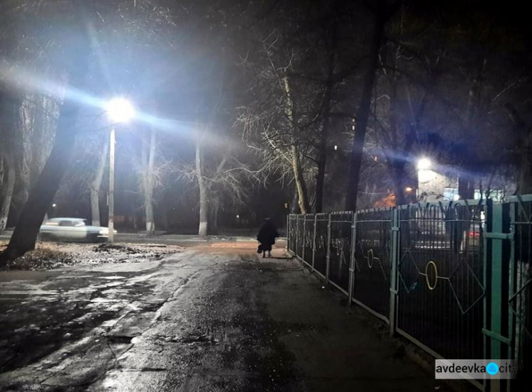 В Авдеевке коммунальщики установили дополнительные фонари уличного освещения возле социальных объектов (ФОТОФАКТ)