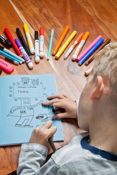 Мальчика, которого ругали за рисование на уроках, пригласили расписать ресторан (ФОТО)