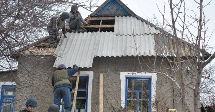Спасатели ГСЧС вчера восстанавливали поврежденные обстрелами дома на 4 улицах Авдеевки