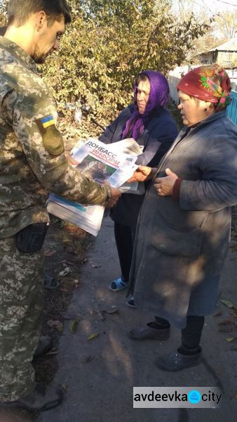 Авдеевские "симики" продолжают творить добро: детям доставили книги, в Водяное – хлеб