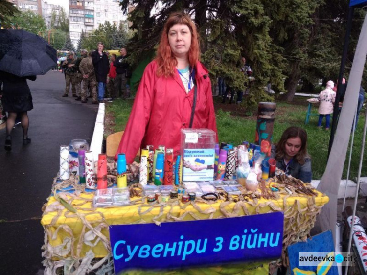 Яскраві гільзи з орнаментом: в Авдіївці збирали кошти для допомоги захисникам України (ФОТО)