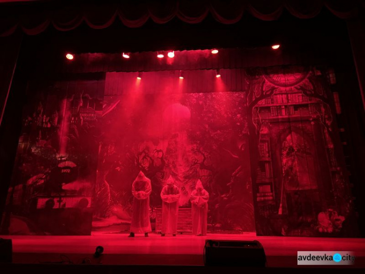 Авдеевская детвора побывала на грандиозной премьере в ДКТиС «Гарри Поттер и затерянный лес» (ВИДЕО)