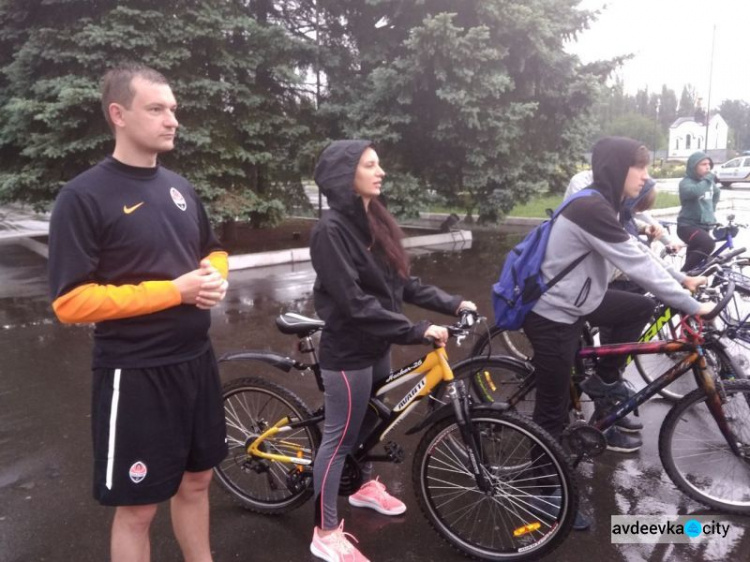 Мокрый" велопробег: в Авдеевке под дождём стартовал заезд велосипедистов (ФОТО)