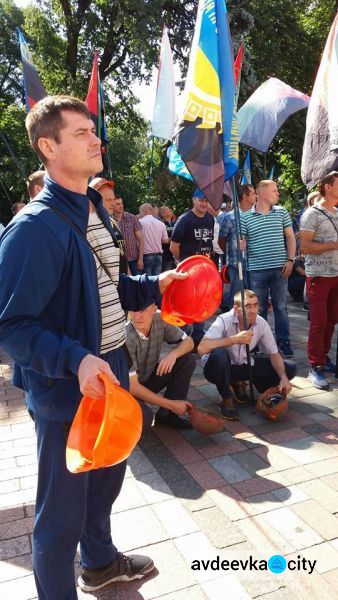 Шахтеры госпредприятий из всех регионов Украины пикетируют Верховную Раду (ВИДЕО)