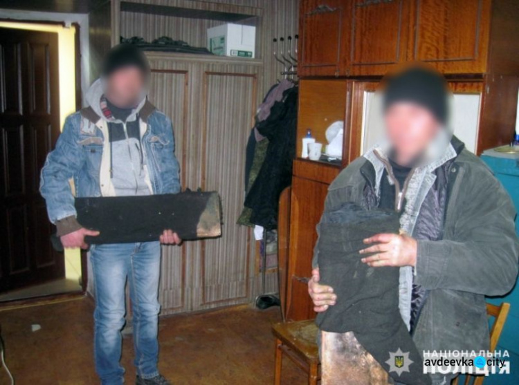 Двое "металлистов" разворовывали поврежденный обстрелами дом в Авдеевке