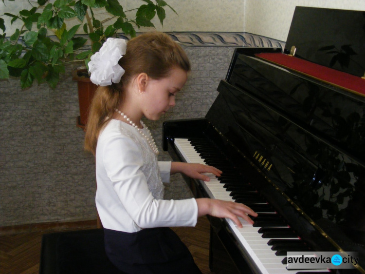 Юное дарование из Авдеевки  стала серебряным призером Всеукраинского конкурса пианистов (ФОТО)
