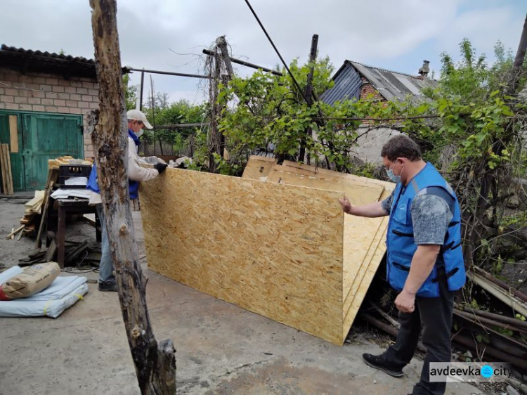 Волонтеры помогли жителю Песок строительными материалами для ремонта дома