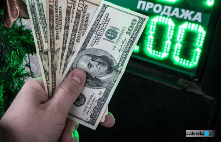 НБУ  разъяснил как купать доллары по новым правилам