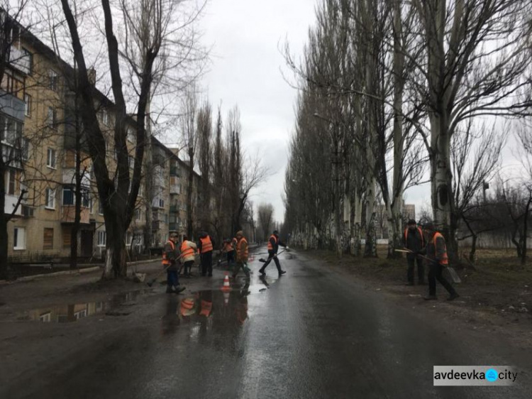 Авдеевские коммунальщики активно взялись за уборку города (ФОТОФАКТ)