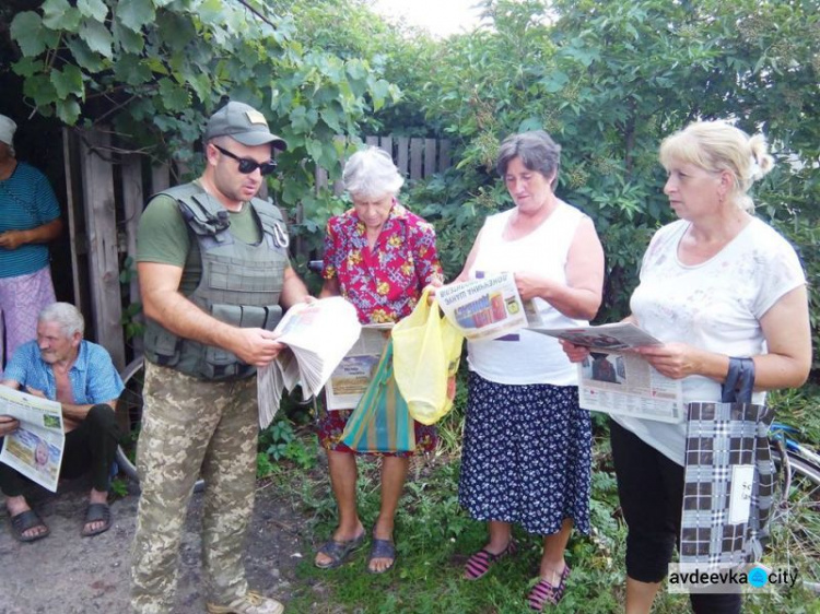 Авдеевские "симики" порадовали детвору из "Чебурашки" подарками от волонтеров (ФОТО)