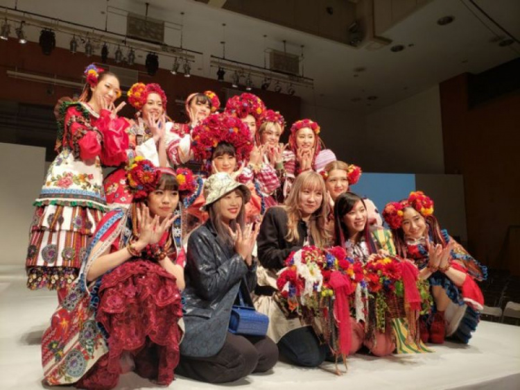 Японки провели показ мод в украинских костюмах (ФОТО)