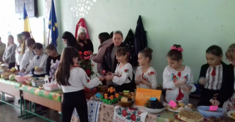 В одной из школ Авдеевки устроили вкусную ярмарку (ФОТО)