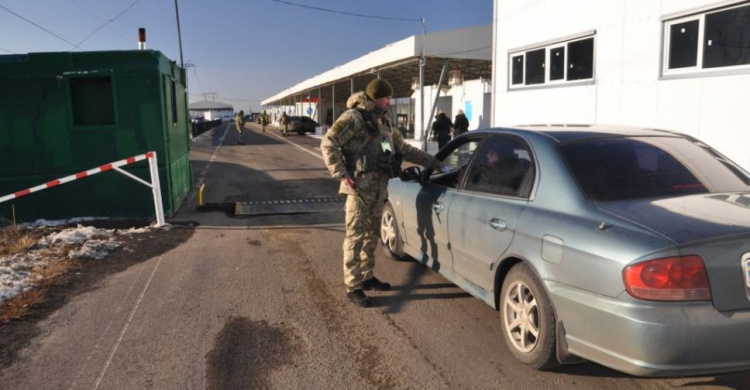 Пограничники не пропустили через КПВВ в Донецкой области груженную продуктами машину