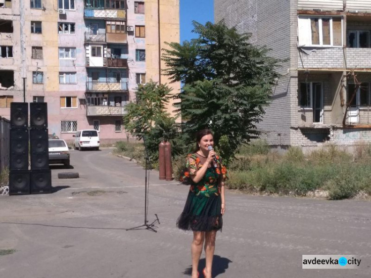 Авдеевка: состоялся мини-концерт и запуск флага-рекордсмена (ФОТО+ВИДЕО)